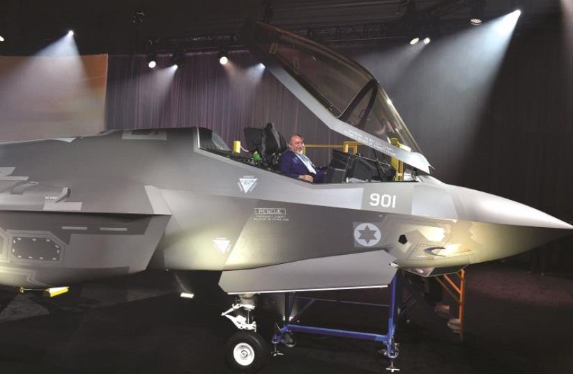Le ministre de la Défense aux commandes du F-35 (photo credit: ARIEL HERMONI / DEFENSE MINISTRY)