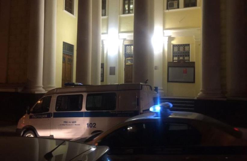 Police outside Moscow synagogue, following attack  (photo credit: MOSHE FRIEDMAN)