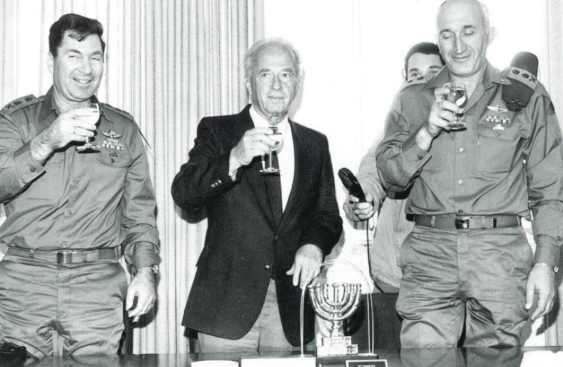 Dan Shomron (left) with Yitzhak Rabin and Moshe Levy (photo credit: AVI SIMHONI/BAMAHANEH)