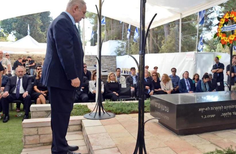 Prime Minister Benjamin Netanyahu at Former Presudent Shimon Peres's grave (photo credit: HAIM ZACH/GPO)
