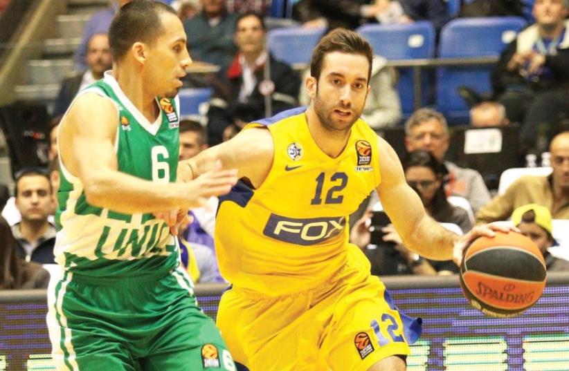 Maccabi Tel Aviv guard Yogev Ohayon (right) was one of two yellow-and-blue players to score in double figures in last night’s 60-52 win over Unics Kazan and Paul Stoll (photo credit: ADI AVISHAI)