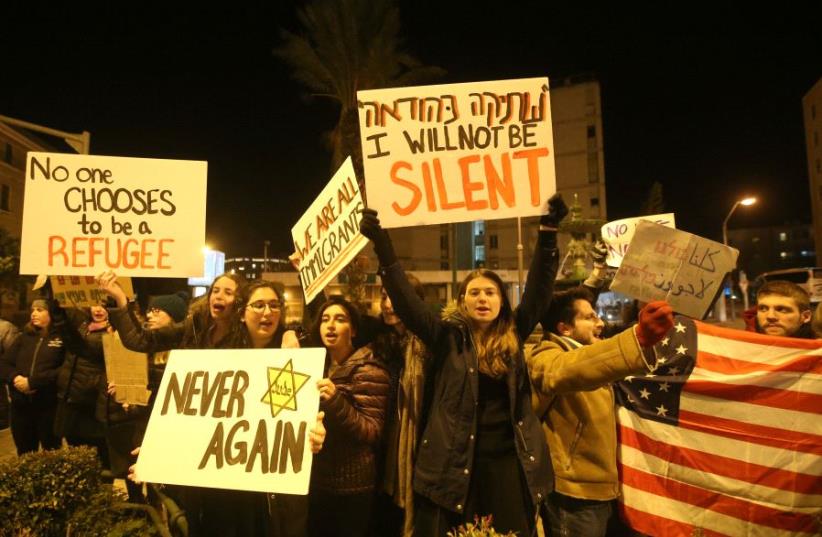 Protesting in Jerusalem against the US travel ban on Jan. 29, 2017 (photo credit: MARC ISRAEL SELLEM/THE JERUSALEM POST)
