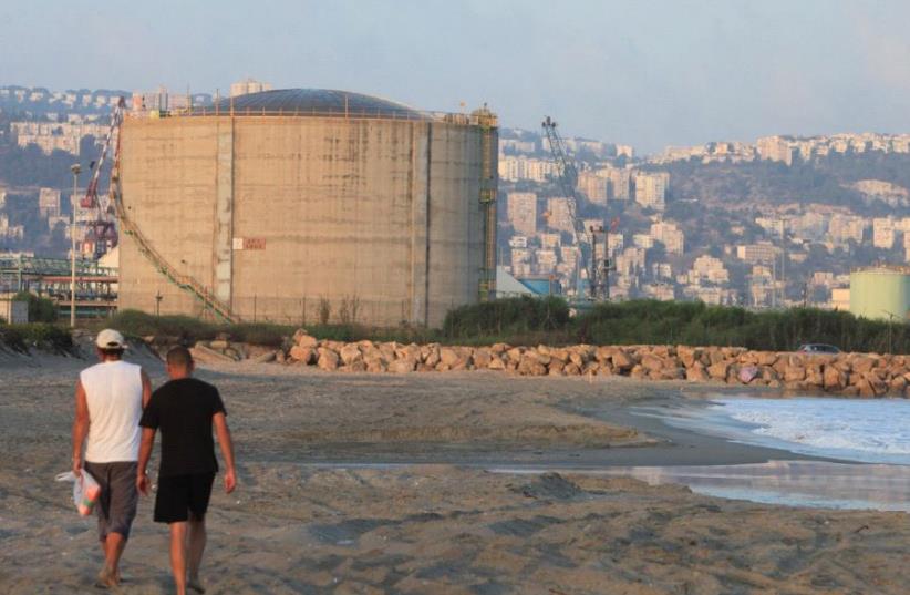 Haifa Bay’s 12,000-ton ammonia tank (photo credit: MAX YELINSON/ MAARIV)