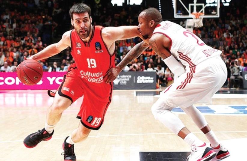 Hapoel Jerusalem guard Curtis Jerrells (right) scored 13 points in his team’s 83-68 road loss to Luke Sikma (left) and Valencia in last night’s Game 1 of the Eurocup semifinals. (photo credit: VALENCIA WEBSITE/COURTESY)