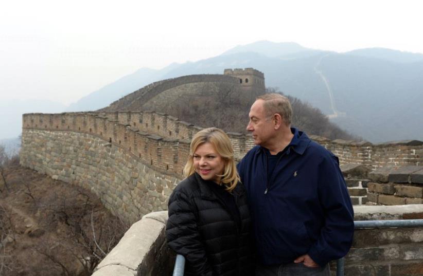 Prime Minister Benjamin Netanyahu and his wife Sara visit the Great Wall during state visit to China, March 22, 2017 (photo credit: HAIM ZACH/GPO)