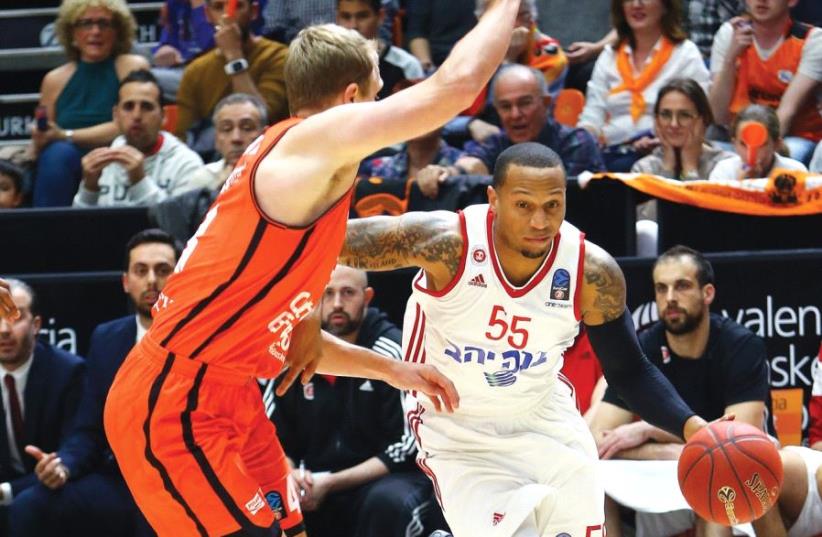 Hapoel Jerusalem guard Curtis Jerrells (right) was the lone bright spot for his team in last night’s defeat to Luke Sikma and Valencia in Game 3 of the Eurocup semifinals in Spain. (photo credit: UDI ZITIAT)