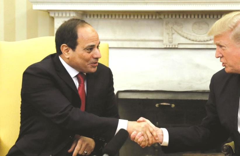 Poignée de mains entre le président égyptien et Donald Trump (photo credit: REUTERS)