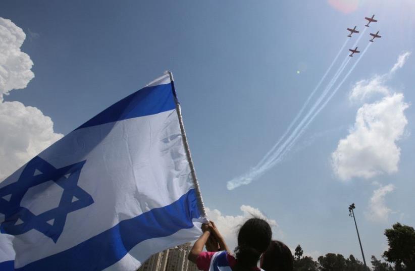 Israelis gather to watch the annual Independence Day flyover. (photo credit: MARC ISRAEL SELLEM)