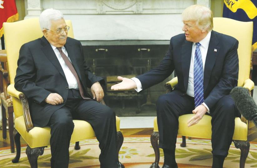 Mahmoud Abbas et Donald Trump, lors de leur première rencontre (photo credit: REUTERS)