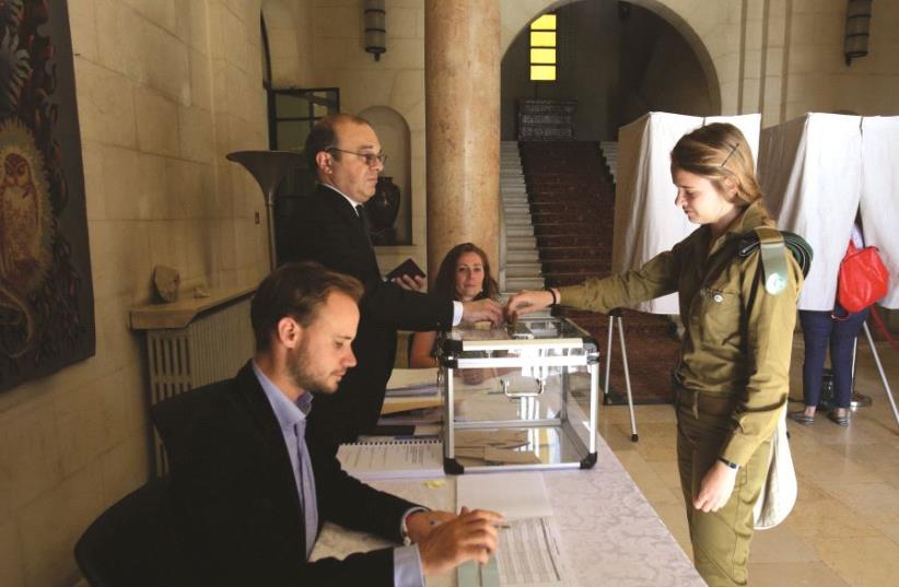 Une soldate votant lors d'élections (photo credit: MARC ISRAEL SELLEM/THE JERUSALEM POST)