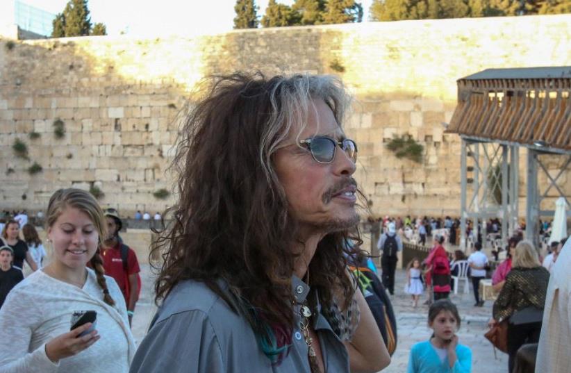 Steven Tyler at the Western Wall, May 15, 2017 (photo credit: MARC ISRAEL SELLEM/THE JERUSALEM POST)