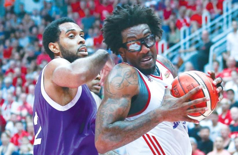 Hapoel Jerusalem center Amar’e Stoudemire (right) had seven points and five rebounds in his first game for the team in almost four weeks in Friday’s 84-75 win over Ironi Nahariya (photo credit: DANNY MARON)