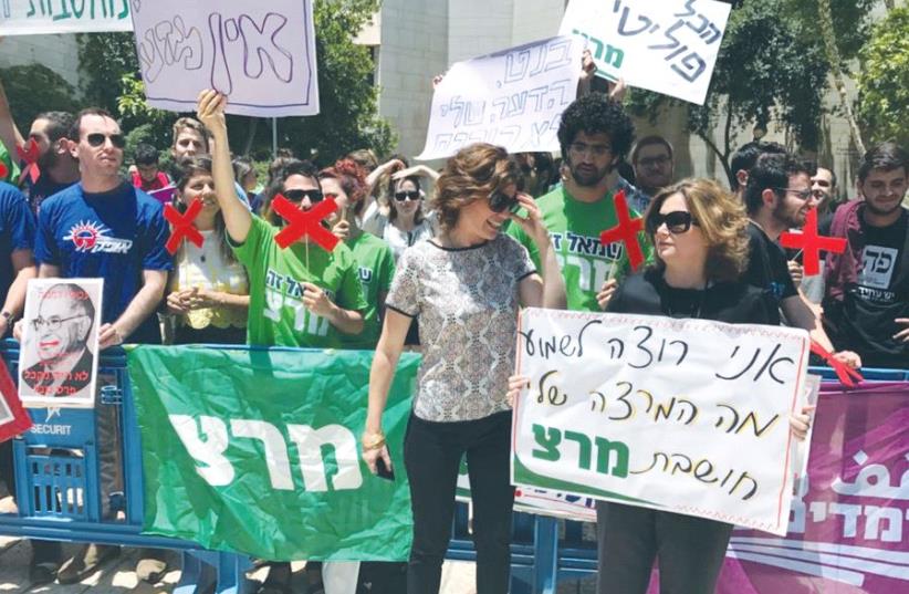 ‘I WANT to hear what my lecturer thinks’ and ‘Everything’s political’ read signs held by Meretz supporters at the Hebrew University of Jerusalem yesterday (photo credit: Courtesy)