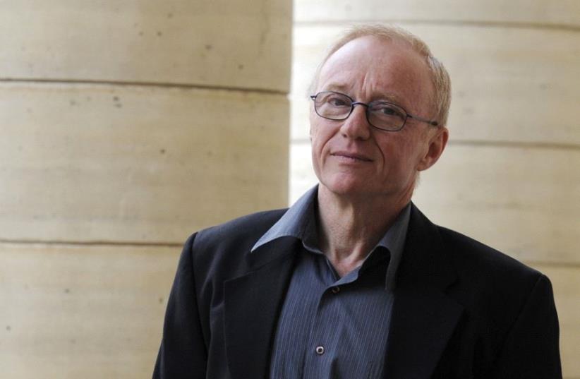 Israeli author David Grossman poses for photographers after he received the Medicis Foreign book award for his novel "Une femme fuyant l'annonce" (photo credit: REUTERS)