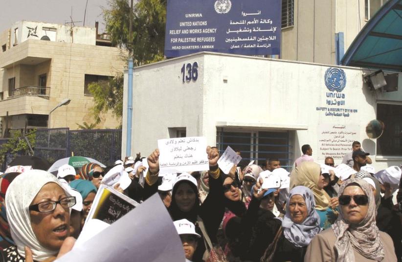 Des manifestants devant une représentation de l'UNRWA à Amman (photo credit: DR)