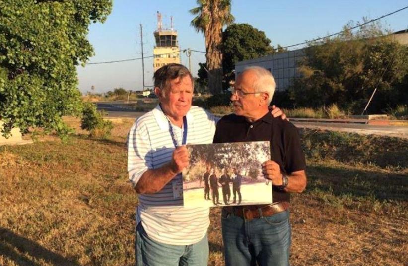 Retired U.S. fighter pilot Roy “Bubba” Segars and retired Israeli fighter pilot Jacob “Booby” Daube holding a photo they took together during the 1973 Yom Kippur War at the same Tel Nof airbase in Israel, June 28, 2017 (photo credit: IDF SPOKESMAN’S UNIT)