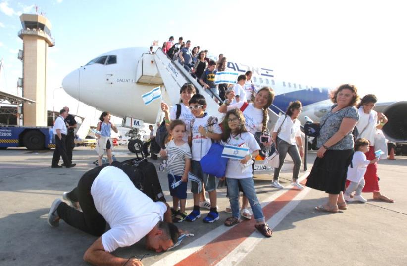 French olim arrive at Ben-Gurion Airport, July 10, 2017. (photo credit: MARC ISRAEL SELLEM/THE JERUSALEM POST)