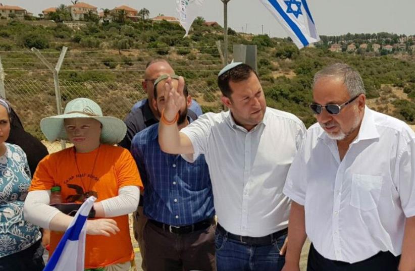 Defense Minister Avigdor Liberman (R) and Samaria Regional Council head Yossi Dagan (photo credit: ROI HADI)