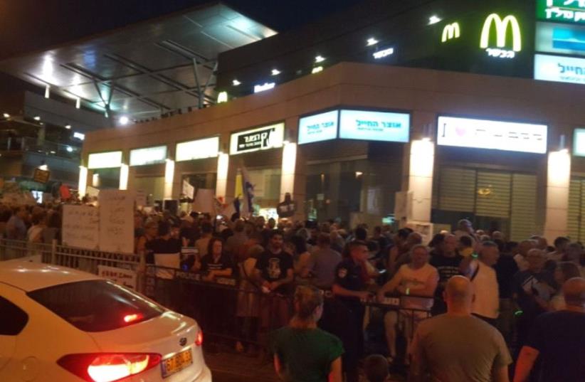 Anti-corruption demonstration near the Petah Tikva home of Attorney-General Avichai Mandelblit.  (photo credit: ALON HACHMON)