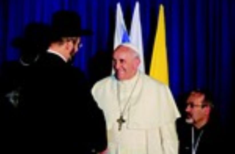 Le pape Francois serre la main du Grand Rabbin ashkenaze d'Israel (photo credit: REUTERS)