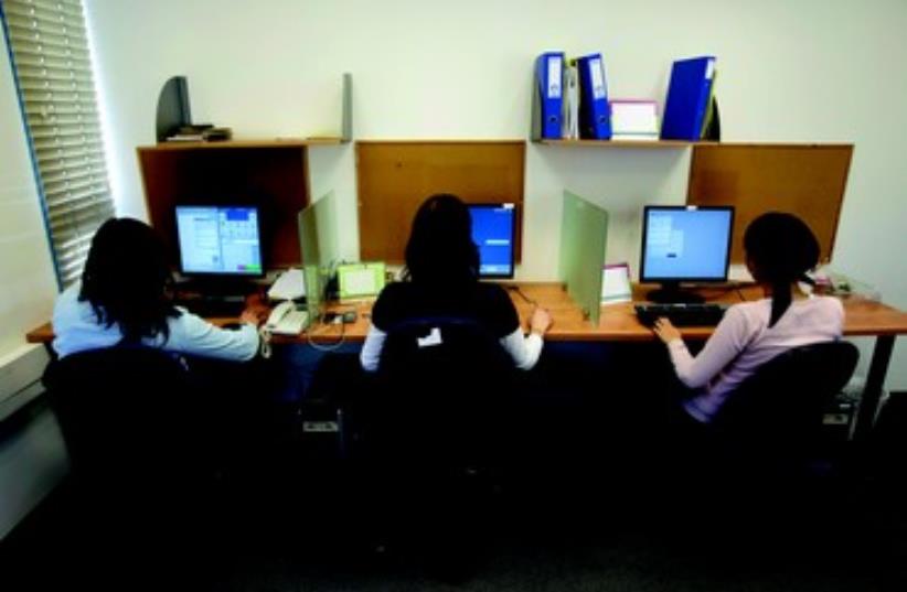 Des femmes ultraorthodoxes travaillent dans une entreprise de haute technologie (photo credit: REUTERS)