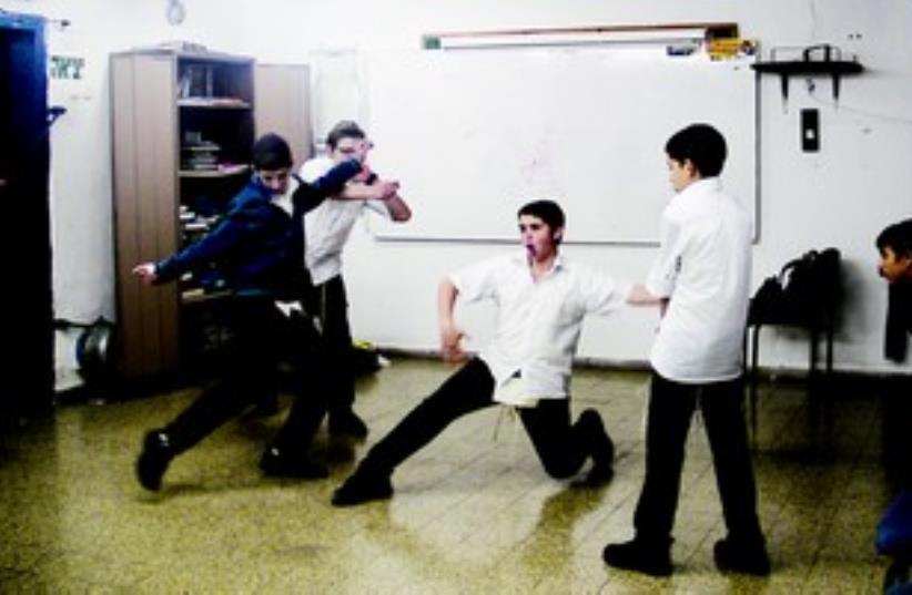 Des eleves de la Yeshiva Hanoch Lenaar improvisent une partie de foot dans le cadre d'un cours de judaisme (photo credit: RONEN GRIDISH)