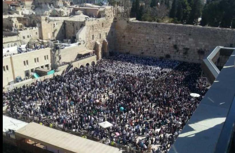 Worshipers at Western Wall for priestly blessing‏ (photo credit: ISRAEL GALIS)