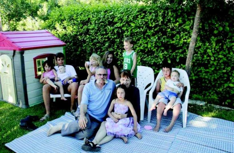 Yossef Avi Yair Engel entouré par son épouse et des enfants du kibboutz (photo credit: DR)