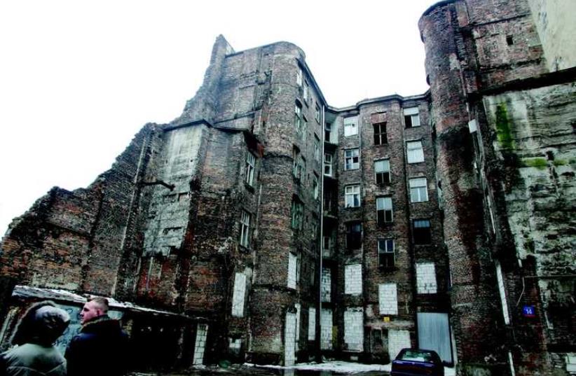 Immeuble de Varsovie où habitaient des familles juives (photo credit: REUTERS)