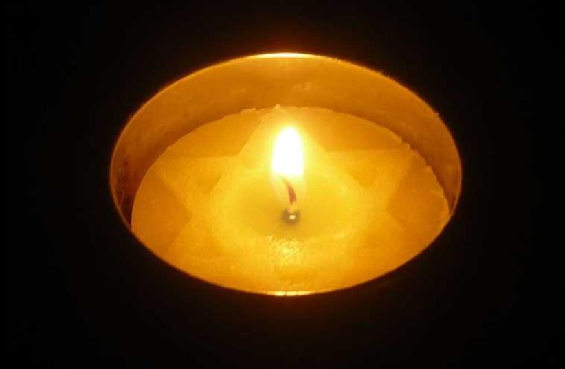 A memorial candle (photo credit: Wikimedia Commons)