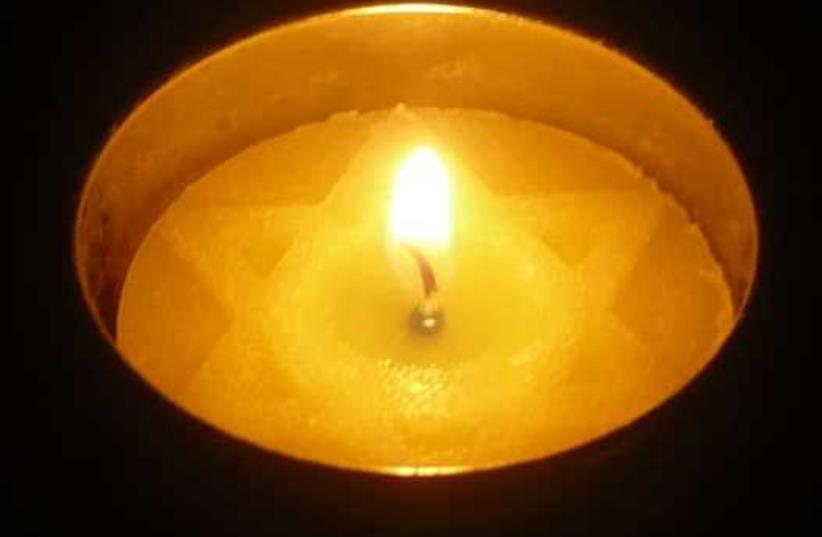 A memorial candle for Holocaust Remembrance Day (photo credit: Wikimedia Commons)