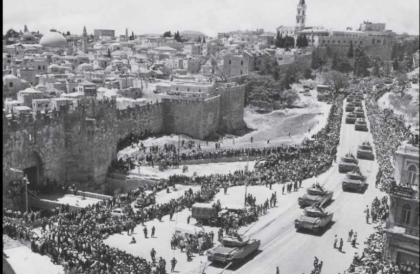 Masses turn out to watch an IDF parade just outside Jerusalem’s Old City in honor of Independence Day in 1968. (photo credit: WERNER BRAUN/JERUSALEM POST ARCHIVES)