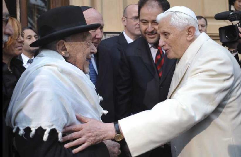Then-Pope Benedict XVI (R) shakes hands with former chief rabbi Elio Toaff at Rome's main synagogue January 17, 2010.  (photo credit: REUTERS)