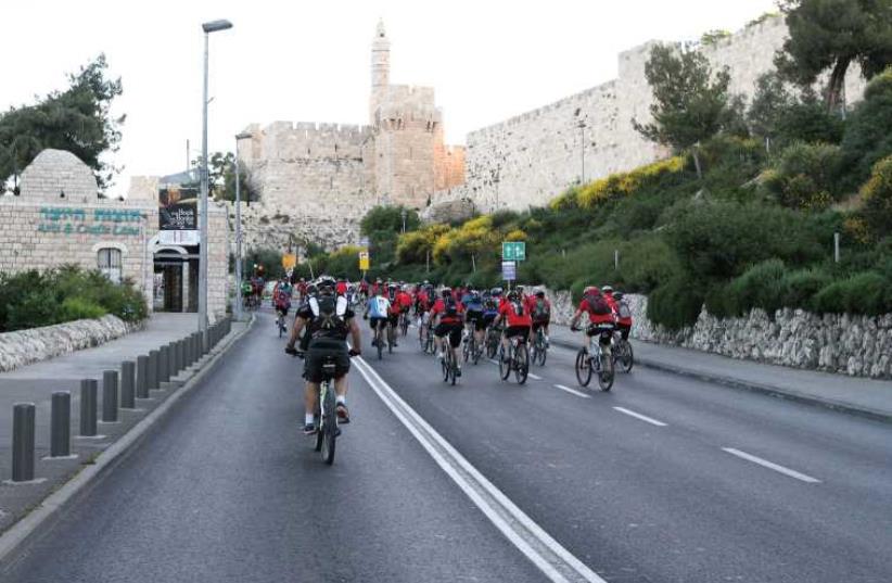 Cycling in Jerusalem (photo credit: RONEN TOPELBERG)