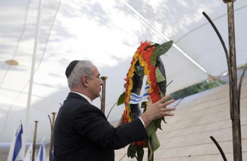 Prime Minister Benjamin Netanyahu lays wreathe for the fallen on Remembrance Day (photo credit: REUTERS)