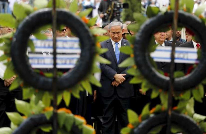 Netanyahu stands during a Remembrance Day ceremony at Mount Herzl military cemetery in Jerusalem April 22, 2015. (photo credit: REUTERS)