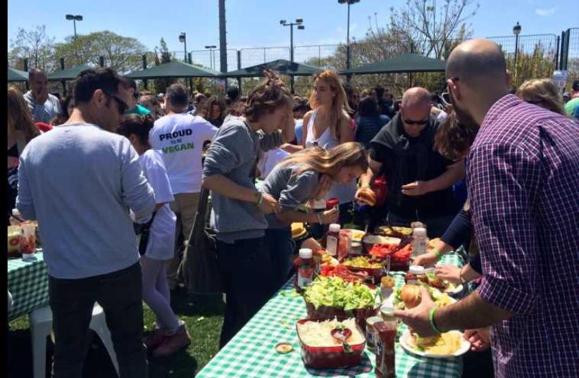 Vegans celebrate Independence Day with a 'meatless BBQ' in Ra'anana, April 23, 2015 (photo credit: SHARON UDASIN)