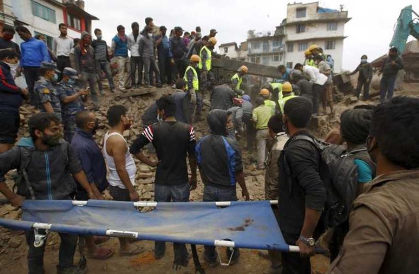   Rescue workers search for bodies in Kathmandu after Nepal earthquake (photo credit: REUTERS)