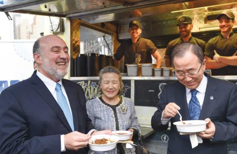 UN Envoy Ron Prosor with Secretary-General Ban Ki-Moon and Yoo Soon-taek, his wife, sampling shakshuka in New York on Independence Day. (photo credit: SHAHAR AZRAN)