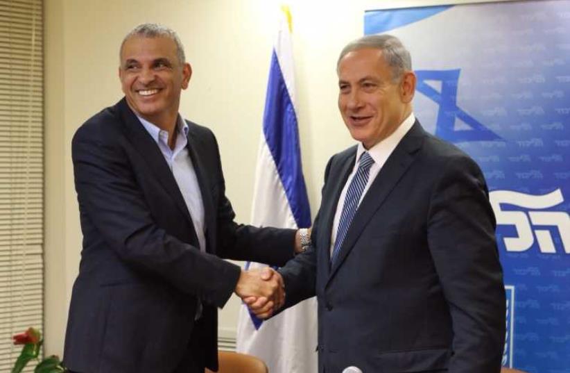 Kulanu head Moshe Kahlon and Prime Minister Benjamin Netanyahu shake hands after signing the coalition agreement (photo credit: PRIME MINISTER'S OFFICE)