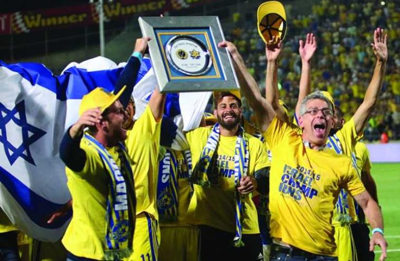 Maccabi Tel Aviv’s Owner and players celebrating (photo credit: ADI AVISHAI)