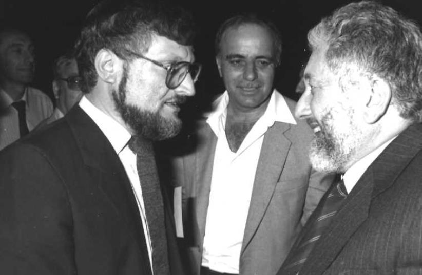 CHAIM CHESLER, then-CEO of the Israel Public Council for Soviet Jewry (left), and absorption minister Ya’akov Tzur (center) welcome former prisoner of Zion Vladimir Slepak at Ben-Gurion Airport in 1987. (photo credit: JPOST ARCHIVE)