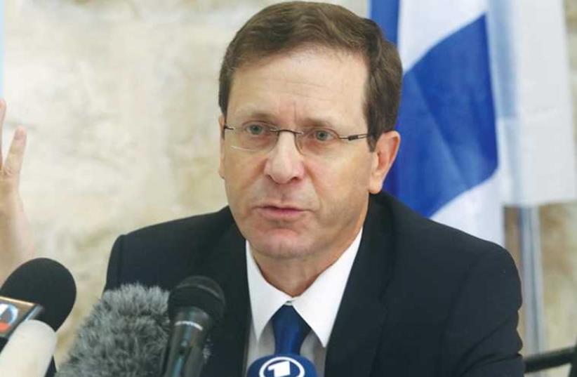Zionist Union head Isaac Herzog speaks to the press (photo credit: MARC ISRAEL SELLEM)