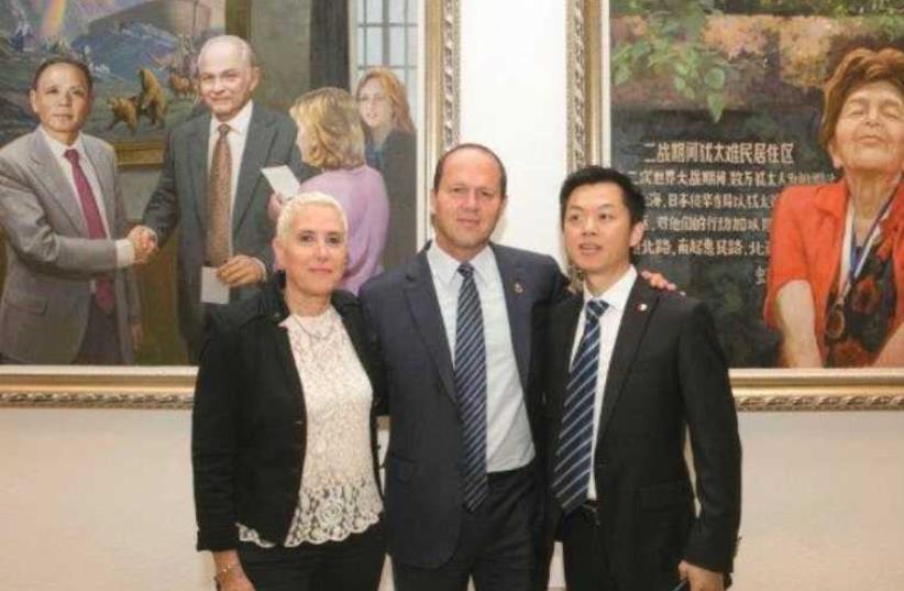 MIRA ALTMAN (from left), CEO of the ICC Jerusalem, Jerusalem Mayor Nir Barkat and Benjamin Peng, the director of Yafo Capital, the sponsor of the exhibition attend the opening gala of ‘Love without Boundaries’ exhibit at the International Convention Center in Jerusalem (photo credit: Courtesy)