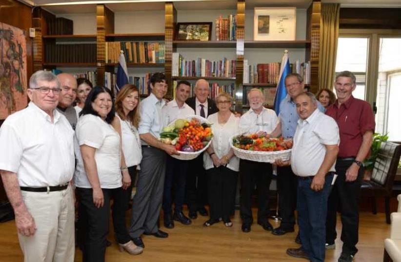 Rivlin and his wife receive produce from farmers (photo credit: MARK NAYMAN)