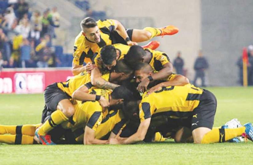 Beitar Jerusalem players celebrating (photo credit: ADI AVISHAI)