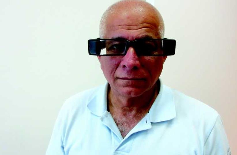Efi Cohen Arazi équipé de ses lunettes révolutionnaires (photo credit: BERNARD DICHEK)