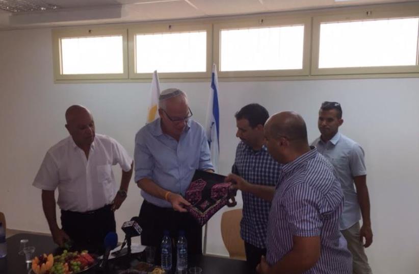  Agriculture Minister Uri Ariel receives gift while touring Negev, May 27, 2015 (photo credit: Courtesy)