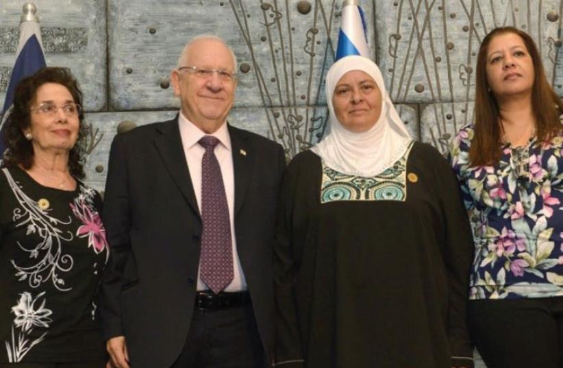President Reuven Rivlin stands with family members of organ donors at an ADI - National Organ Transplant Center ceremony, May, 2015 (photo credit: MARK NAYMAN)