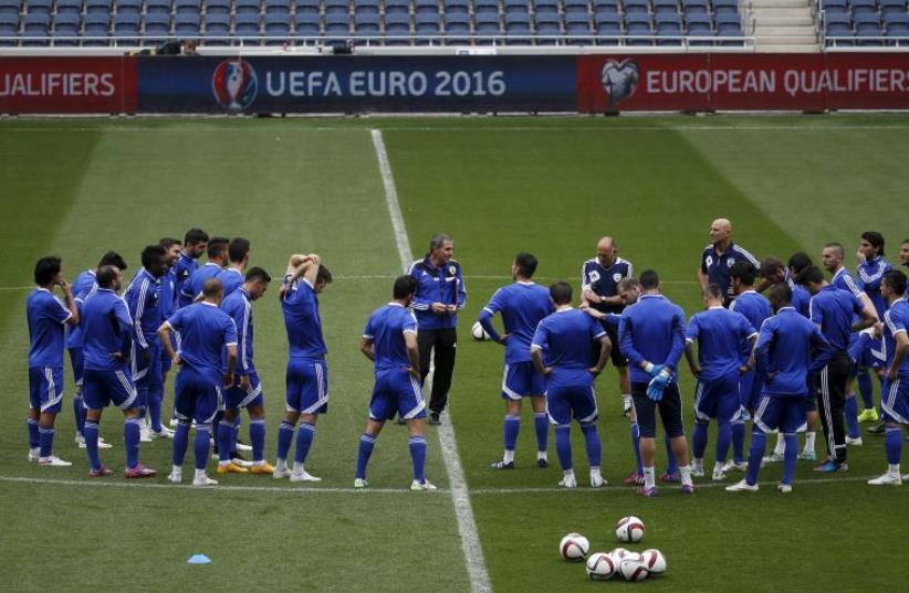 Israel's national soccer team players attends a training session ahead of their Euro 2016 Group B qualifying soccer match against Wales (photo credit: REUTERS)